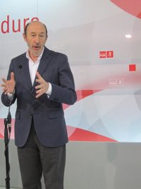Rubalcaba es "partidario" de que, si Europa flexibiliza el déficit, el Estado "comparta" esa flexibilidad con las CCAA