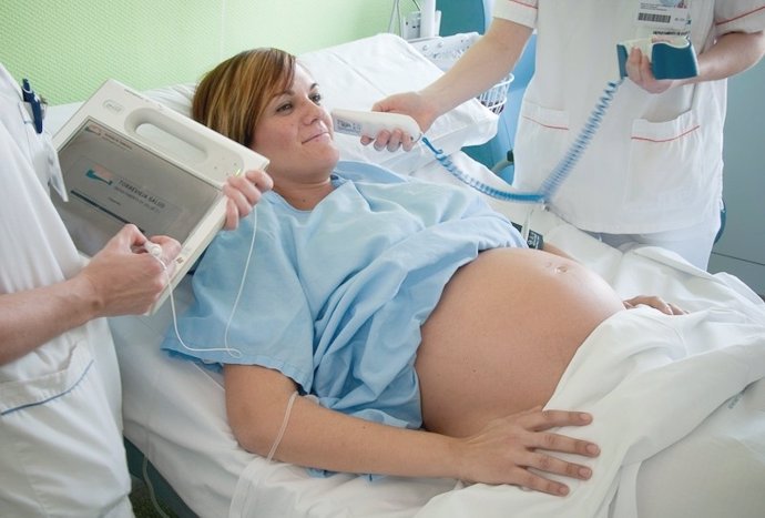 Mujer Embarazada Recibe Atención Médica