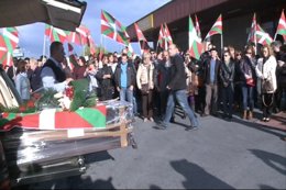 Recibimiento a Thierry al grito de Gora ETA