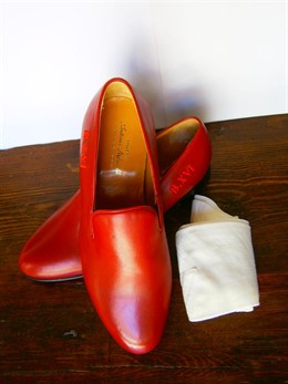 Zapatos donados por Benedicto XVI a la Orden de San Juan de Dios