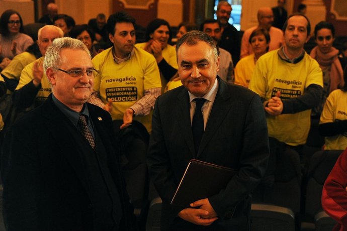 El fiscal superior Carlos Varela con afectados por las preferentes