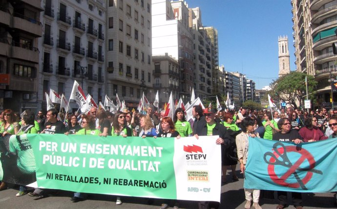 Imagen de la cabecera de la manifestación de interinos en Valencia