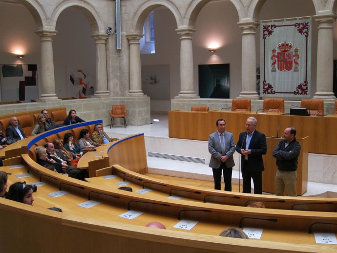 Ceniceros recibe a los asociados de la AVT