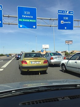Imagen de tráfico en el entorno de la zona comercial de Alfafar.