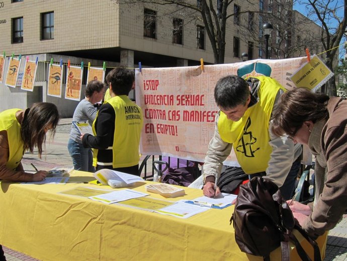 Recogida de firmas de Amnistía Internacional en apoyo a las mujeres de Egipto