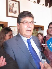 Valderas advierte al Gobierno que si recurre el decreto de vivienda se pondrá de lado de bancos, antes que de familias