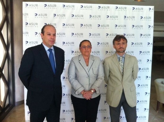 El director del Hotel ASUR, la alcaldesa isleña y el delegado del Gobierno