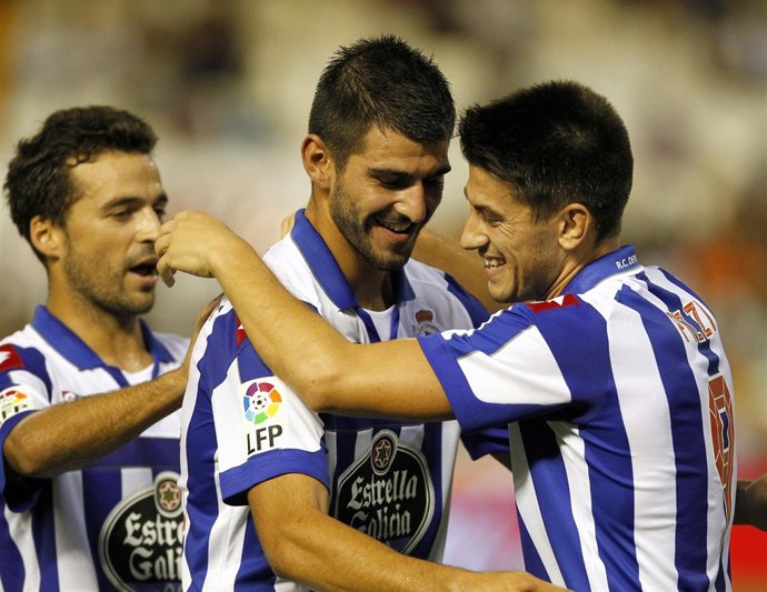 Pizzi y Bruno Gama celebran un gol del Deportivo