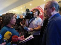 La PAH de Navarra realiza un 'escrache' al diputado del PP Pérez Lapazarán, que ha escuchado sus reivindicaciones