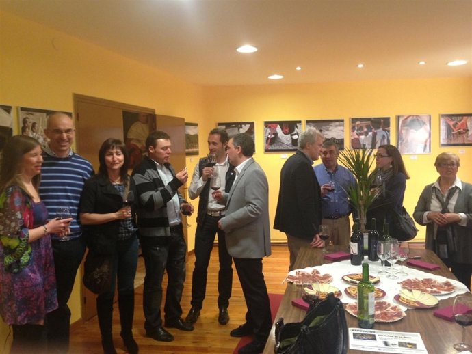 Emilio del Río visita la muestra 'Folclore de La Rioja'