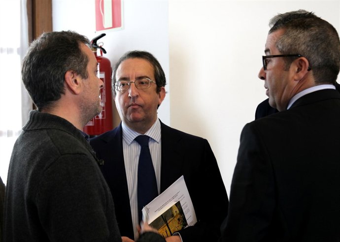 El secretario general del Grupo Popular, Rafael Salas, en el centro