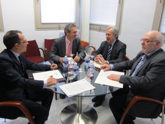 Representantes Políticos En La Mesa De La Comisión De Investigación De La CAM