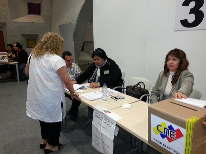 Primer votante en el Auditorio de Tenerife