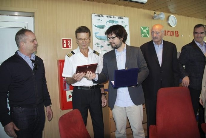 Entrega de la metopa conmemorativa al capitán de Ocean Nova