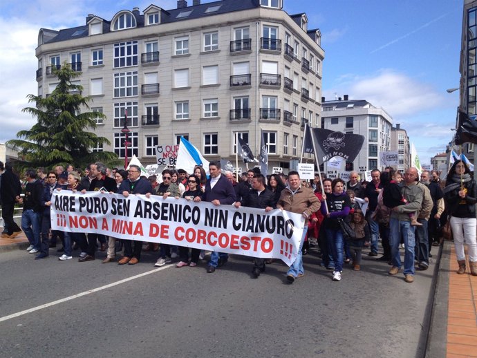 Manifestación en Carballo en contra de la mina de Corcoesto en Ca