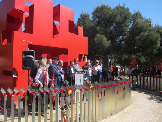 Homenaje a las víctimas del franquismo en el Memorial del Cementerio de Torrero 