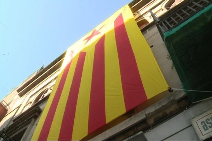 Estelada en la fachada del centre social de sants
