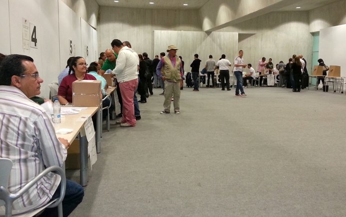 Votantes venezolanos en el Auditorio de Tenerife
