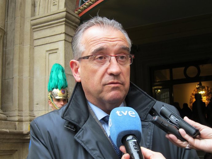 El alcalde de Pamplona, Enrique Maya, atendiendo a los periodistas.