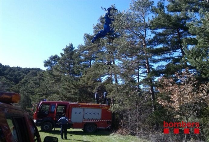 Parapentista enganchado en un árbol en Capolat