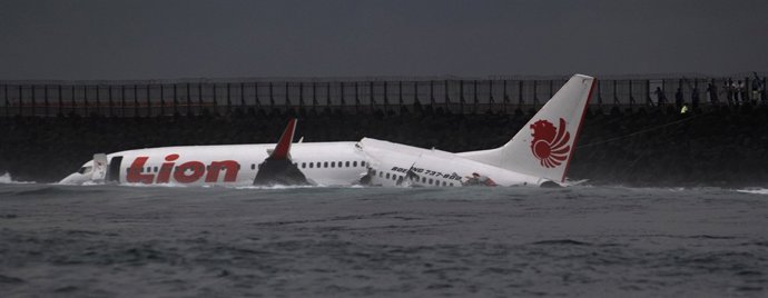 Un avión con más de un centenar de pasajeros termina en el mar 