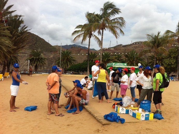 Campaña de limpieza en la playa de Las Teresitas