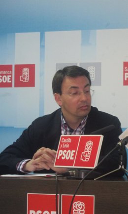 El procurador socialista Fernando Pablos en la sede del PSOE de Salamanca