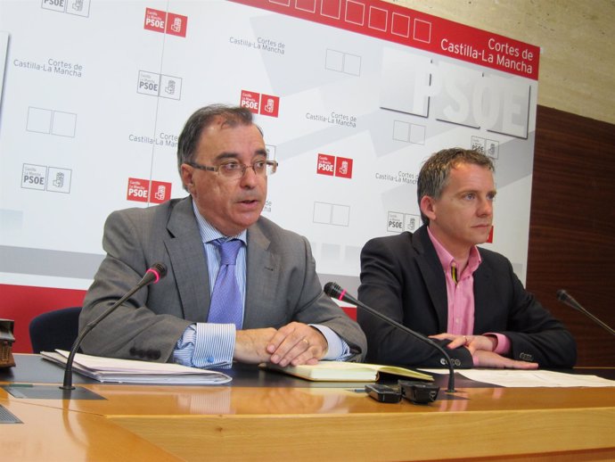 Mora y el alcalde de Madridejos en rueda de prensa