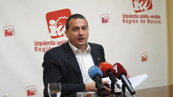 El coordinador regional de IU-Verdes, José Antonio Pujante, en rueda de prensa