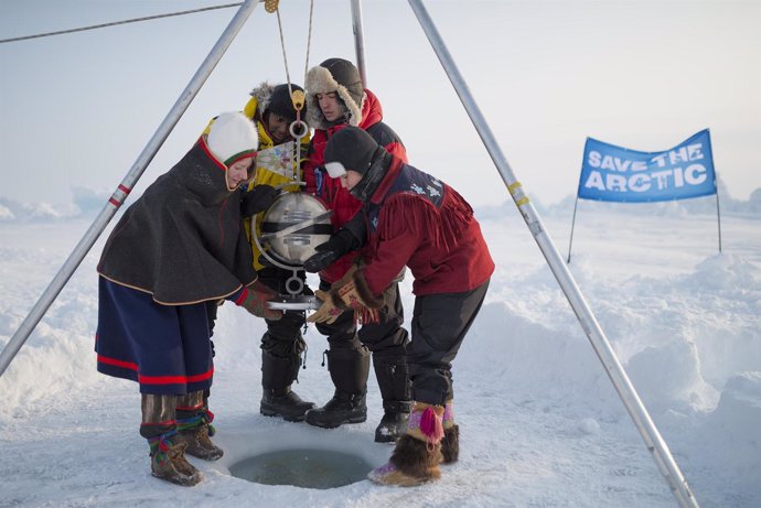 Expedicionarios de Greenpeace introducen la cápsula en el Ártico