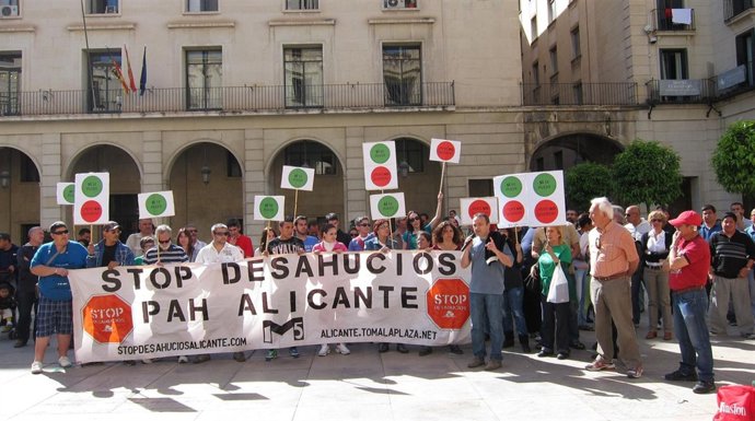 Protesta de Stop Desahucios Alicante en la plaza del Ayuntamiento