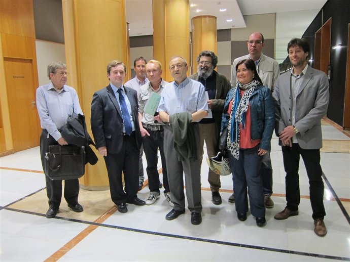 El presidente de CCC, F.Caja y el abogado de CCC, Á.Escolano, junto a familias 