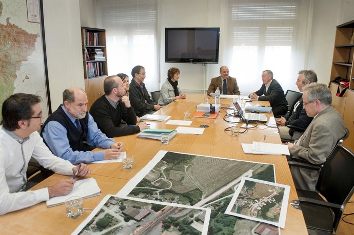 El consejero Luis Zarraluqui con representantes de Olave