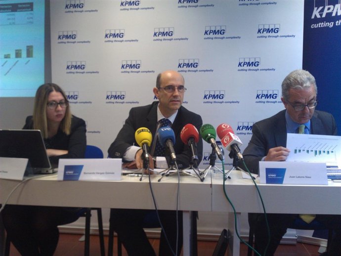 Vargas presenta el estudio de KPMG sobre empresas valencianas junto a Latorre.