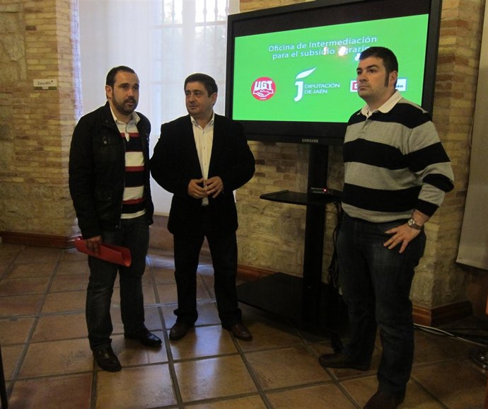 Marcos, Reyes y Lahita analizan la oficina para el subsidio agrario.