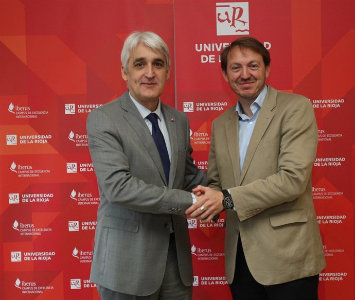 José Arnáez y Santiago Vivanco, tras la firma del convenio