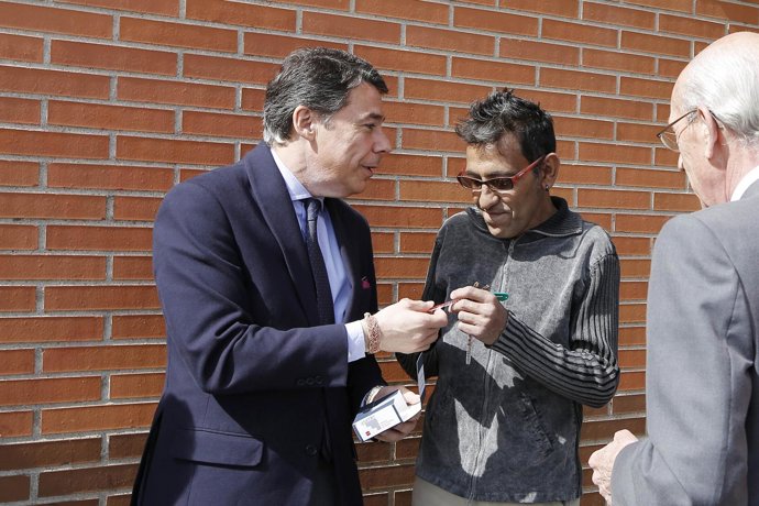 González entrega la primera casa a desahuciados