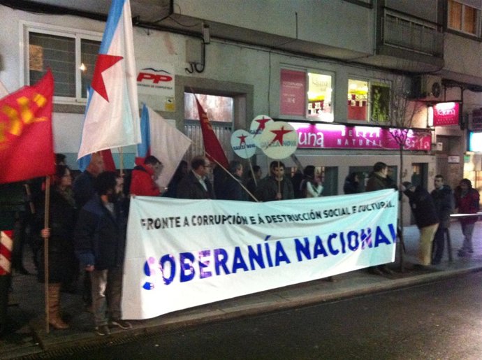 Protesta ante la sede del PP en Santiago