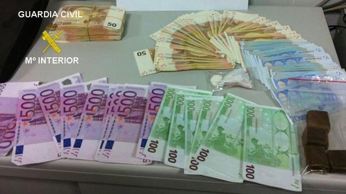 Droga y dinero incautados.