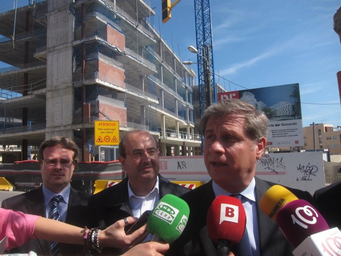 Eduardo Bolaños, Javier Mulleras y Alberto Fernández, PP, en el Guinardó