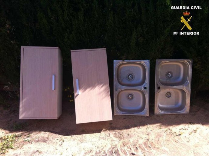La Guardia Civil detiene a tres personas con muebles de cocina sustraídos