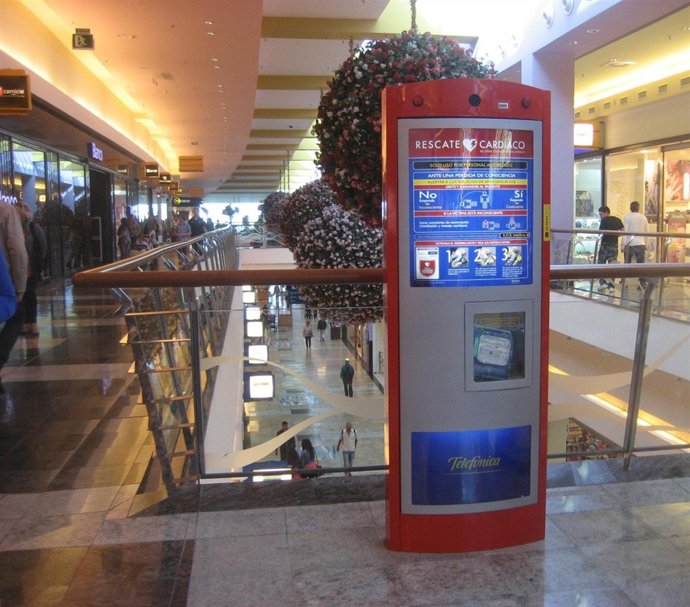 Columna de cardioprotección y desfibriladores en centro Sonae Sierra