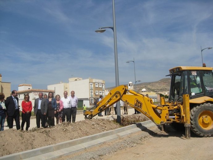 Maquinaria trabajando en la reanudación de la obra en la rambla del Pastor