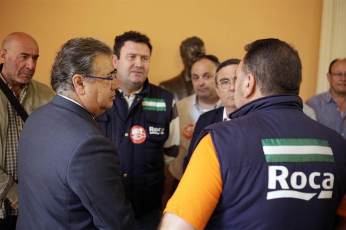 El alcalde de Sevilla, Juan Ignacio Zoido, recibiendo a los trabajadores de Roca