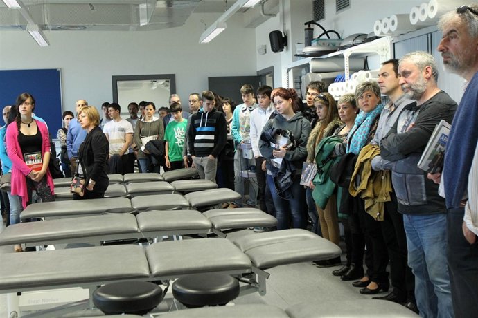 Un grupo de visitantes en el laboratorio de Camillas.