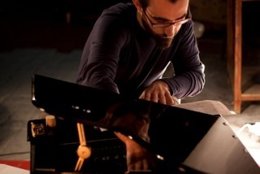 Víctor Trescolí ofrece un concierto para piano de juguete