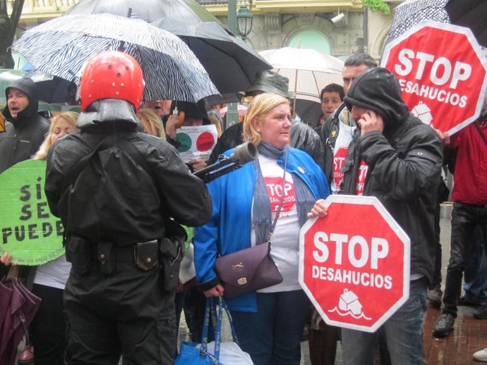 Marta Uriarte en una concentración contra BBK