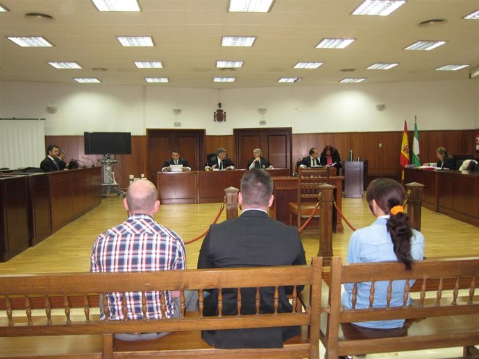 Los tres acusados de prostitución a mujeres