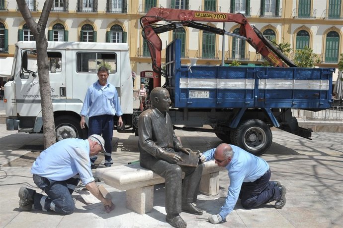 Recolocación de la escultura de Picasso en la plaza de la Merced
