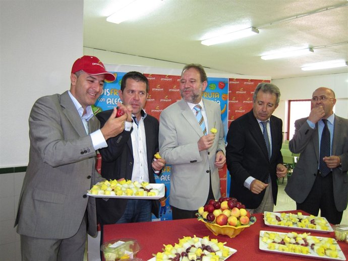 Consejeros Y Miebros De Proexport Dan Ejemplo Comiendo Fruta